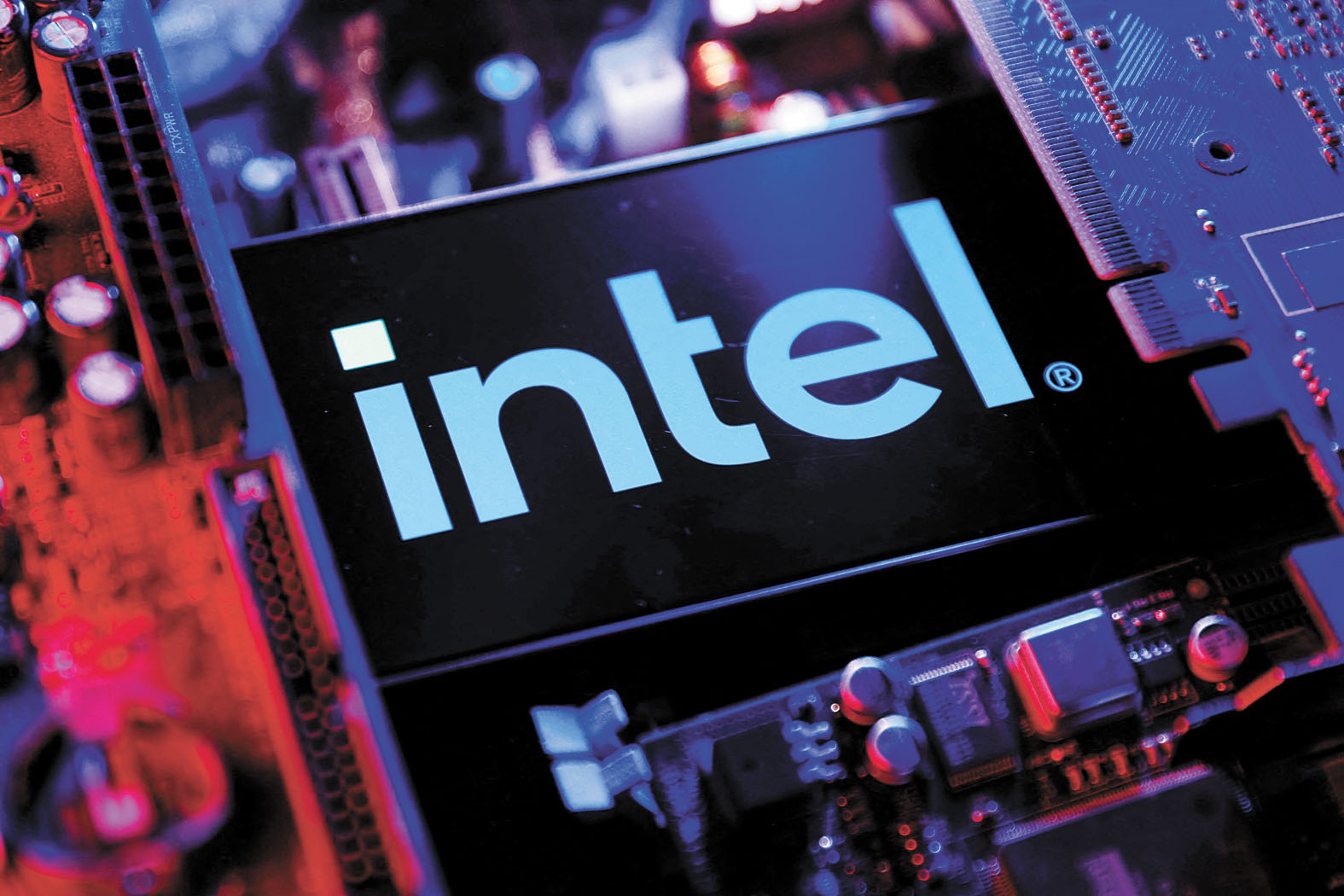 英特爾與超微已分別通知客戶,將在下月起調高處理器價格。路透社資料圖片