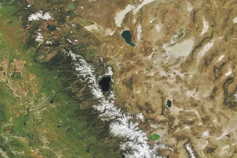 衛星圖像顯示內華達山脈積雪所剩無幾。NASA