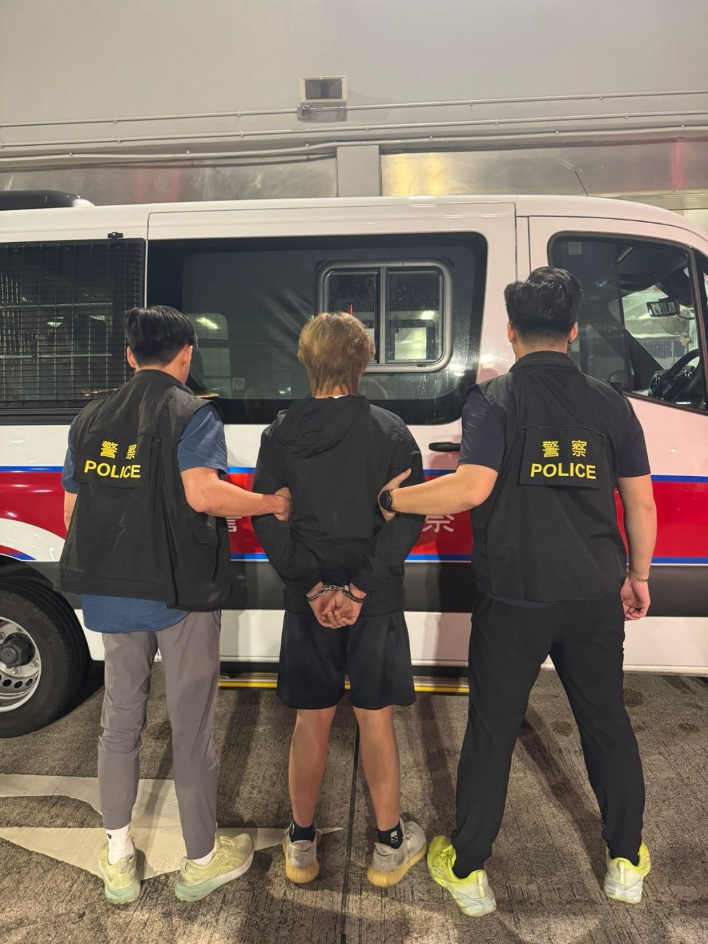 深水埗青山道搗破毒品分銷中心 警拘17歲青年檢77萬元毒品