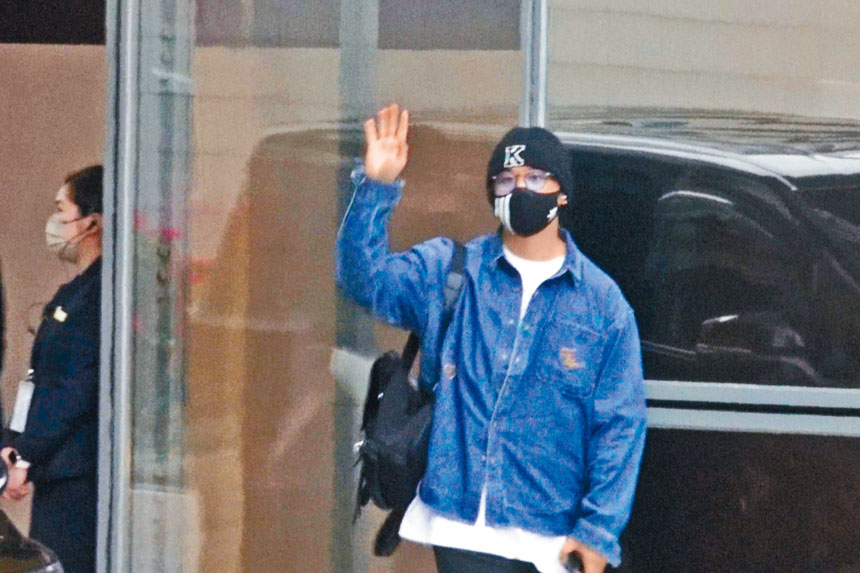 ■姜濤不斷向粉絲揮手示意。