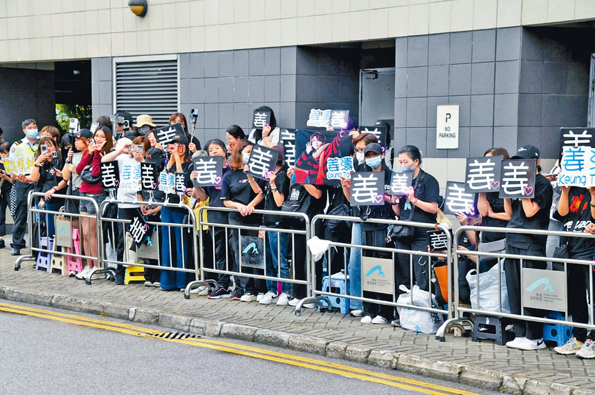 ■數十名姜糖帶同應援物到機場送機。