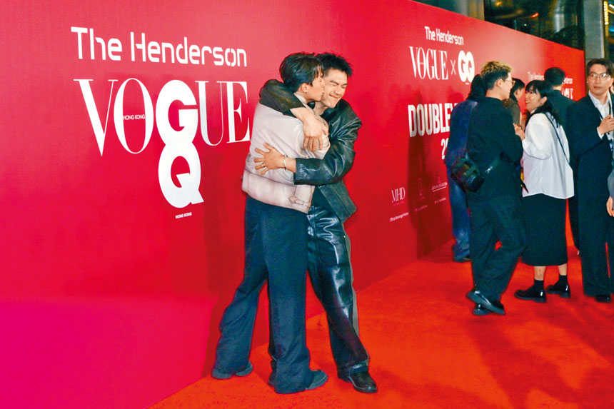 ■AK一見到柯煒林即「強吻」。