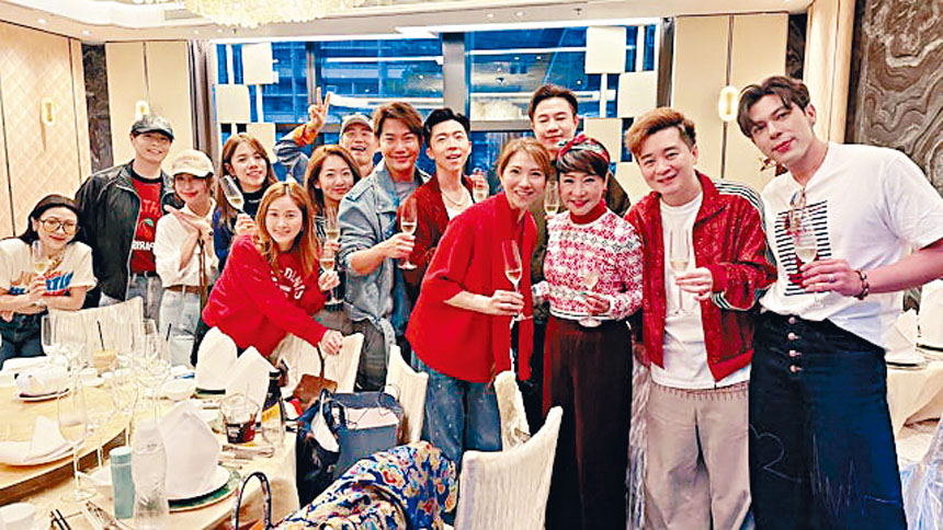 ■拉姑不時與《中聲》家族歡聚。