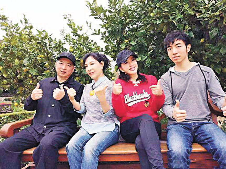 劉曉慶原先和妹妹一家人感情很好。網上圖片