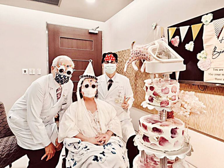 陳文茜（中）在醫院度過生日。網上圖片