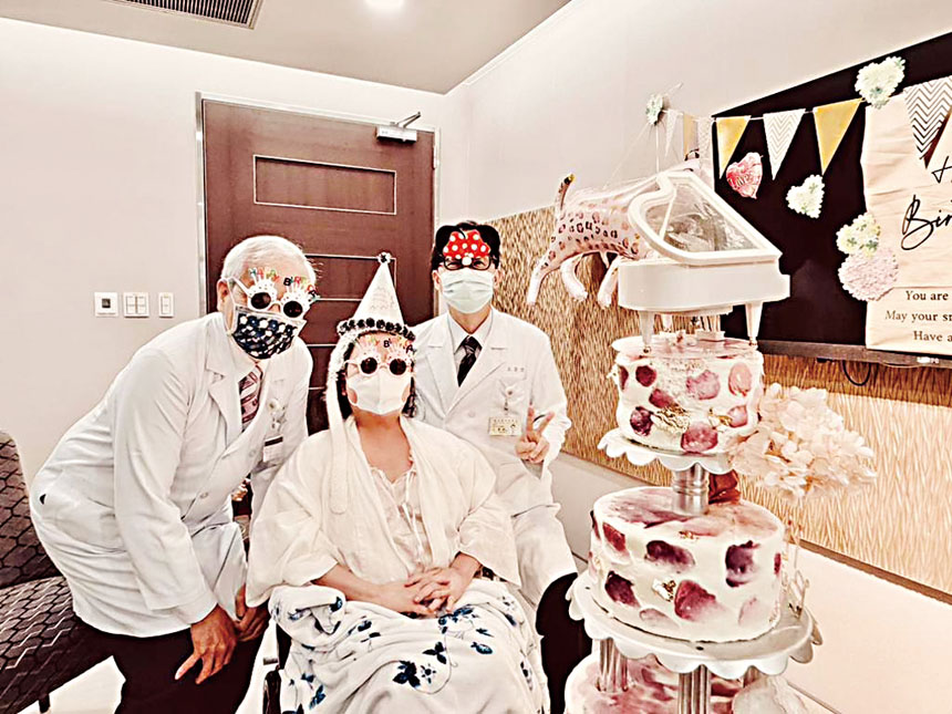 陳文茜（中）在醫院度過生日。網上圖片