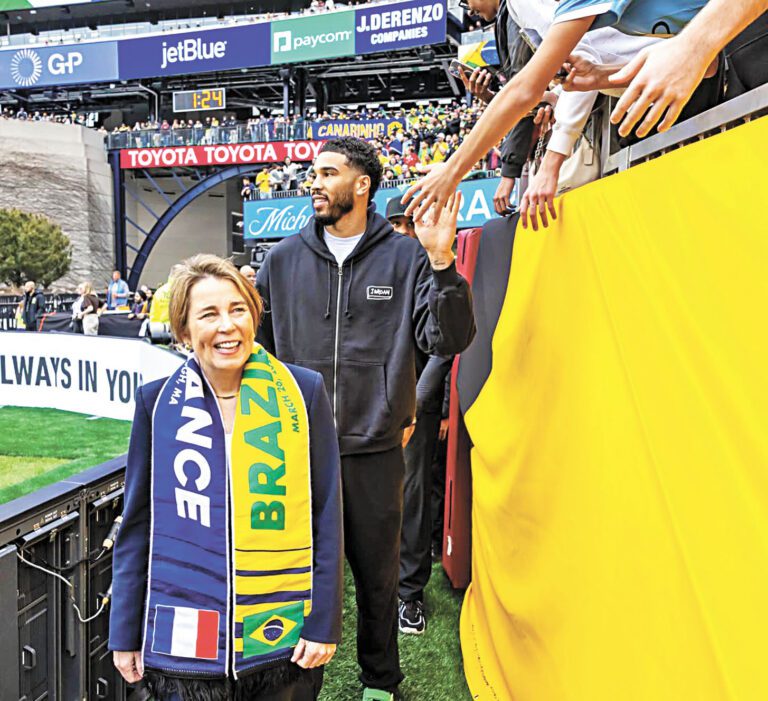 （左起）州長希利、NBA球星塔特姆 (Jayson Tatum)26日到吉列體育場觀看法國和巴西隊的友誼賽。州府提供