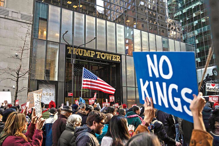 去年「不要國王」遊行曾吸引數萬人走上街頭，反對特朗普政府及其右翼反移民政策。 Dave Sanders/紐約時報