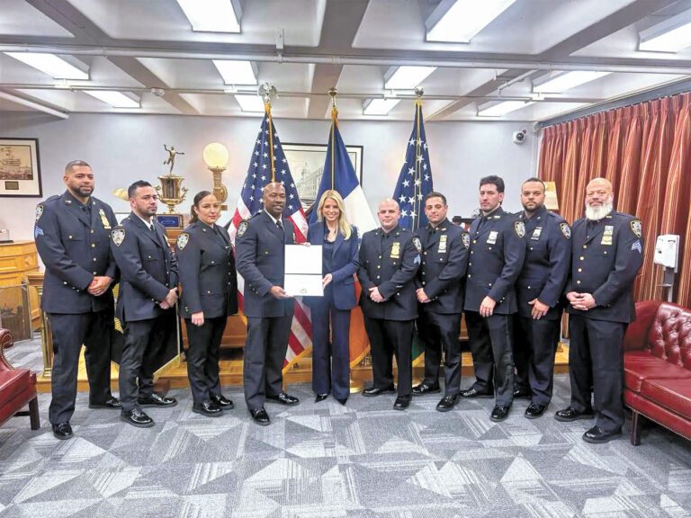 邦迪在警察總部向9名警員致謝。 總檢察長辦公室圖片