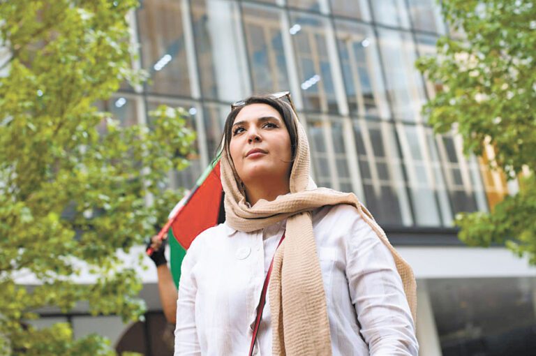 一名親以極右組織成員企圖用汽油彈刺殺親巴活動人士基斯瓦尼。 Graham Dickie /紐約時報