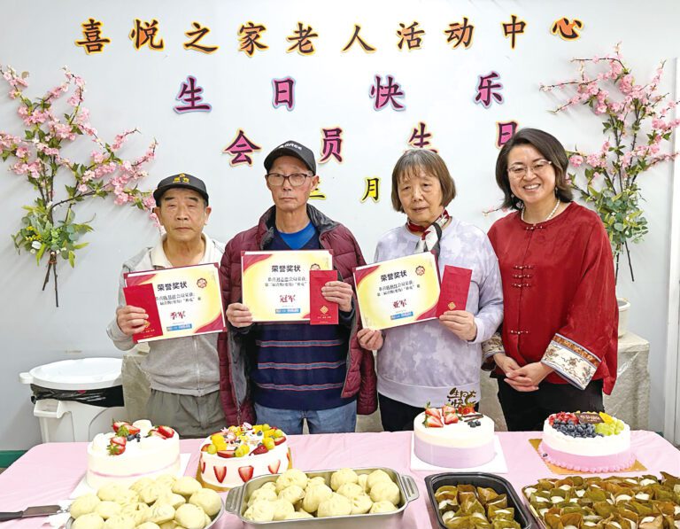 冠亞季軍長者獲陳麗娜頒獎。