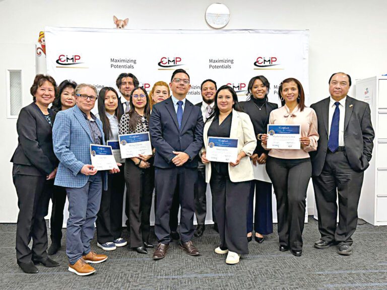 培訓班畢業生與法拉盛銀行及人力中心董事合照。