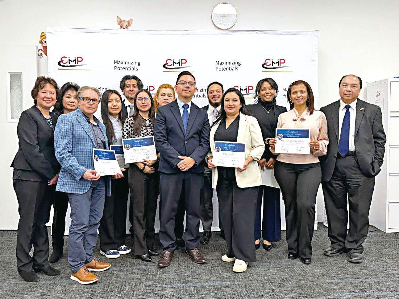 培訓班畢業生與法拉盛銀行及人力中心董事合照。