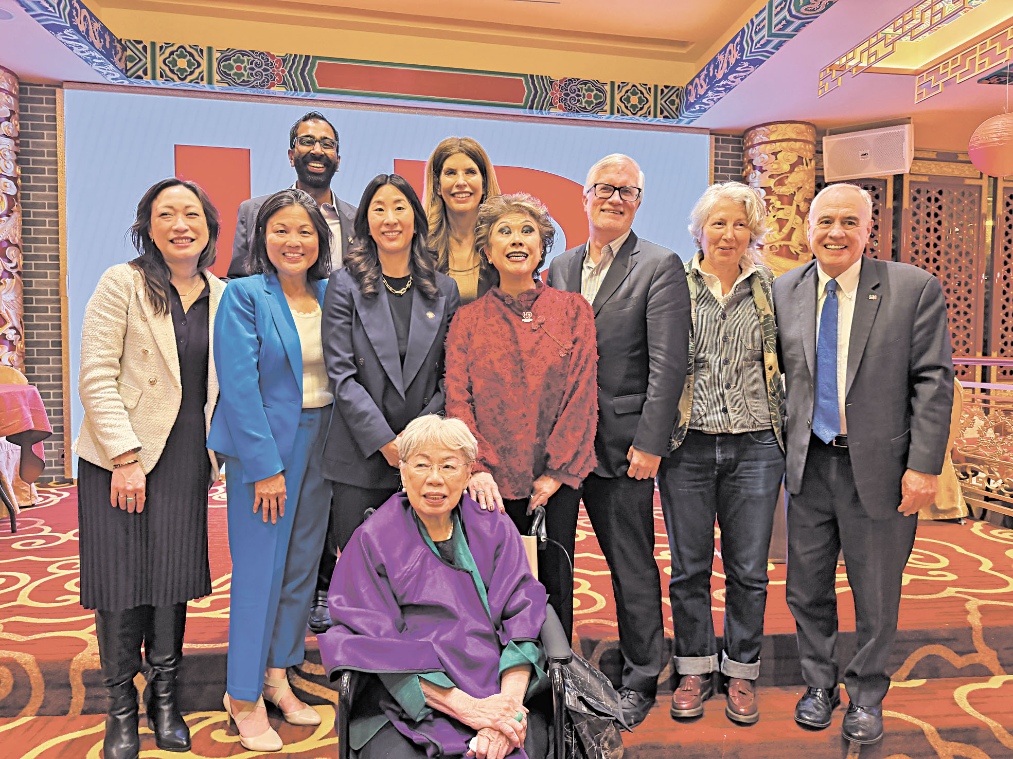 多位民選官員與90多歲華埠民主黨創會人劉毛淑卿合照。