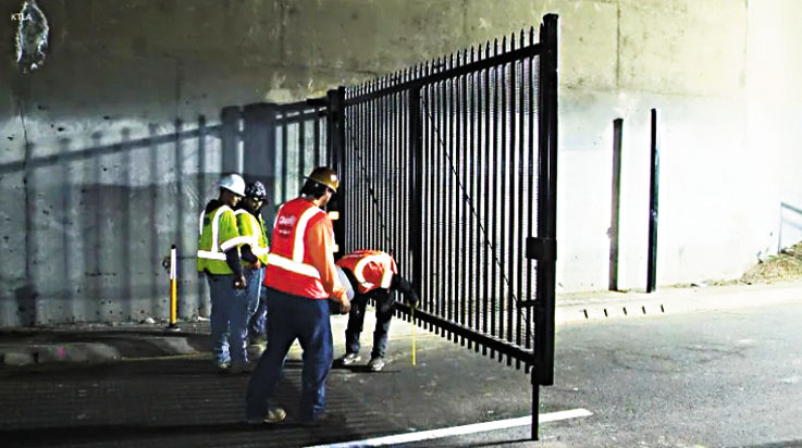 為因應示威活動,當局在101號公路洛杉磯街路段安裝閘門。KTLA