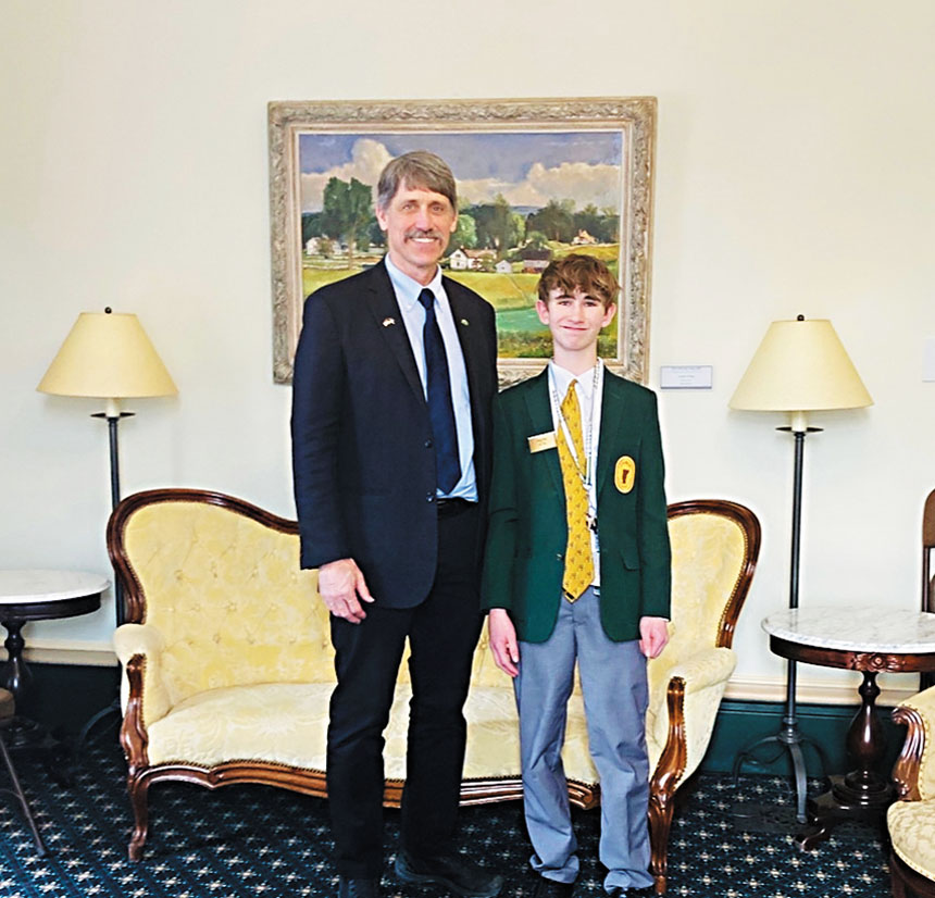 圖為佛蒙特州議會見習生羅伊(Dean Roy)去年與副州長羅傑斯(John Rodgers)合影。Chessie Roy/美聯社