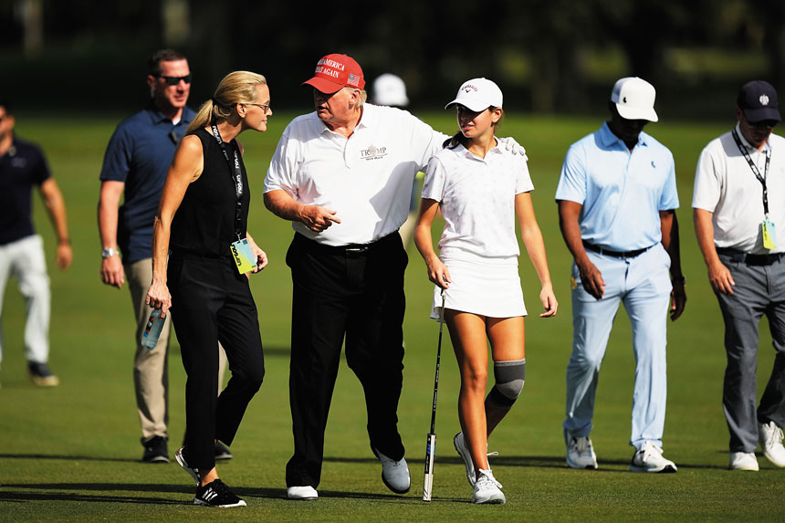圖為特朗普2022年10月在佛州一場高爾夫賽前活動中,摟著孫女凱的肩,與其母凡妮莎交談。美聯社資料圖片