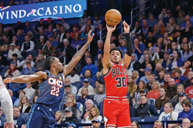 芝加哥公牛隊後衛鐘斯在下半場投進三分球。路透社