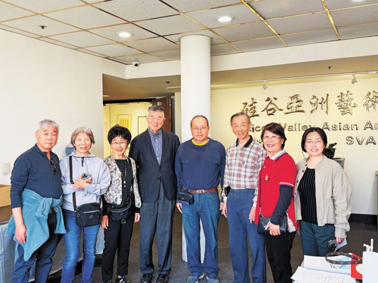 龔行憲（左四）與支持者在展覽現場合影。北加州華人文化體育協會提供