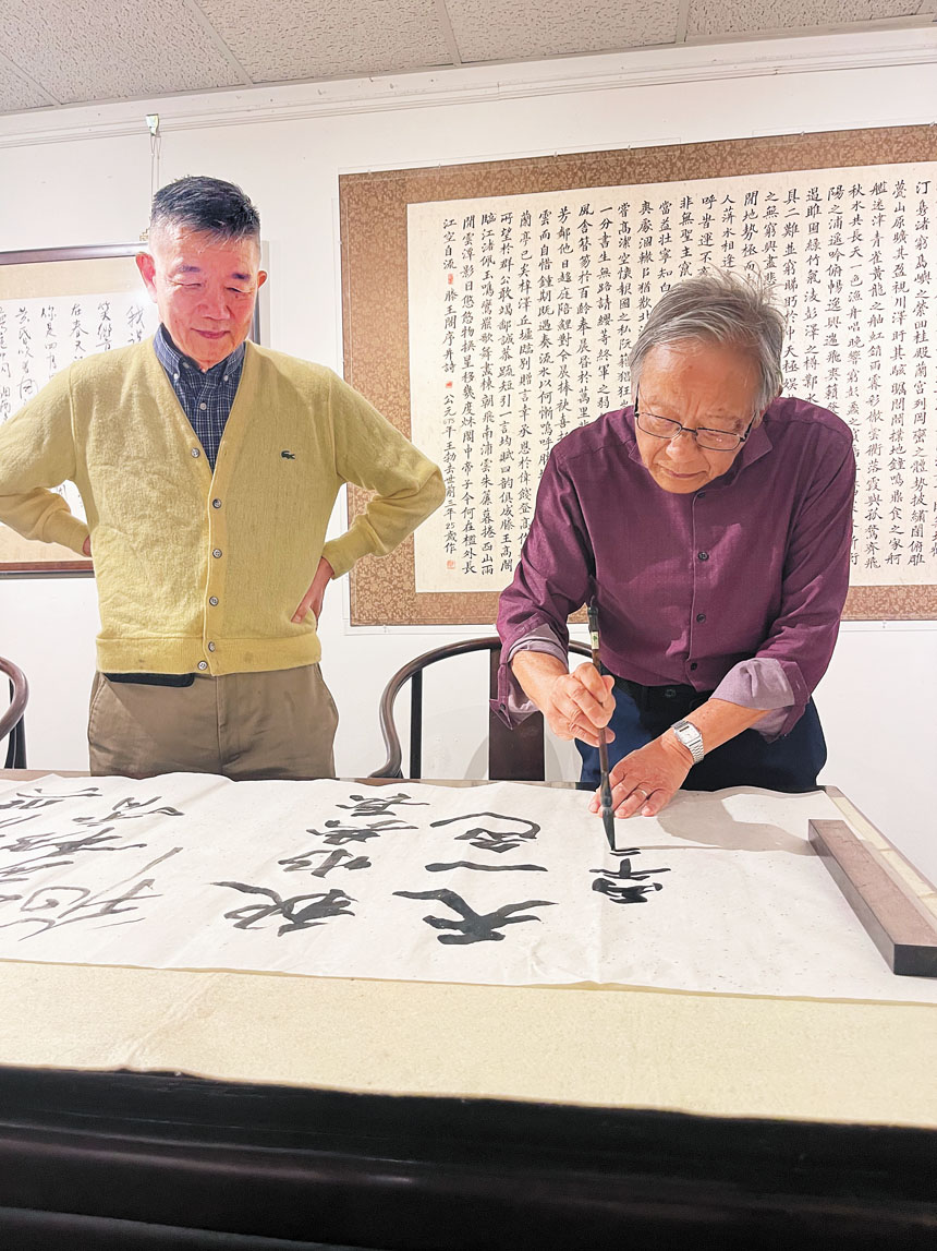 朱偉人（右）、龔行憲在開展儀式上現場揮毫。硅谷亞洲藝術中心提供