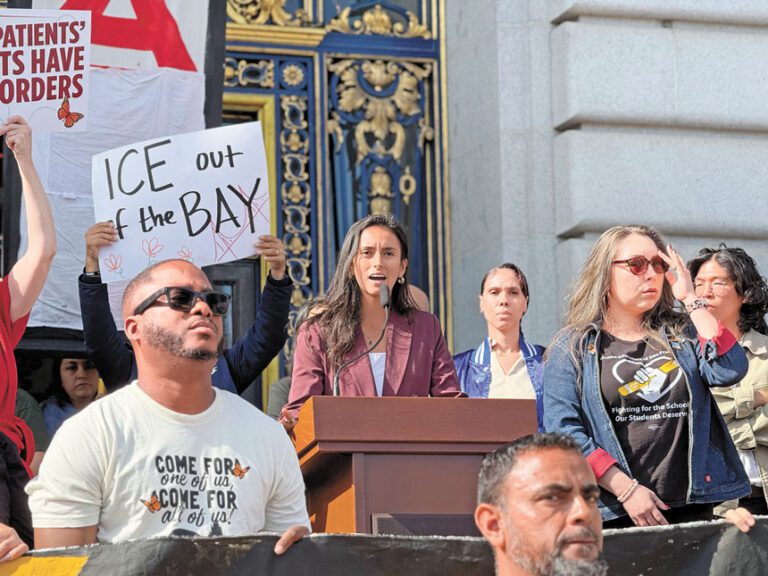 三藩市市參事菲爾德（講話中）。本報資料圖