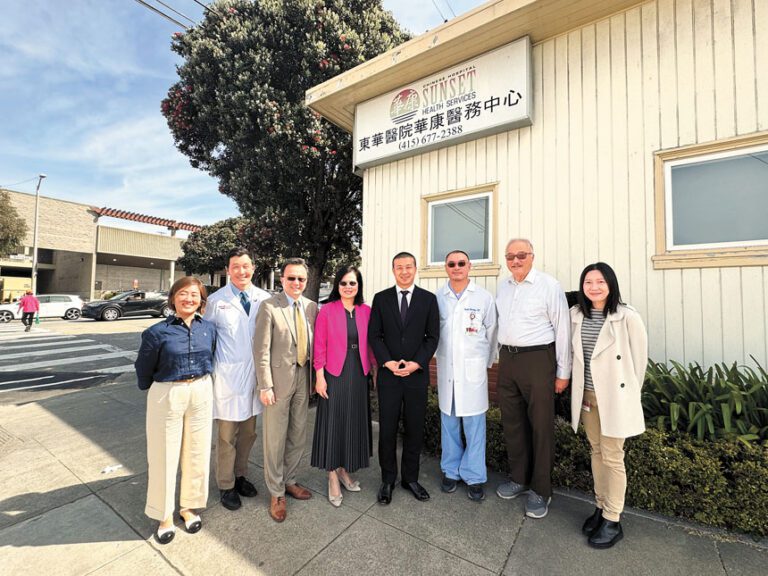 左起：日落區醫療服務中心主任吳佳咪、馬國華醫生、董事蔡文耀、前院CEO張建清博士、市參事王兆倫、黃昱儒醫生、董事餘健全、市場部經理柳靜宜。王兆倫辦公室提供