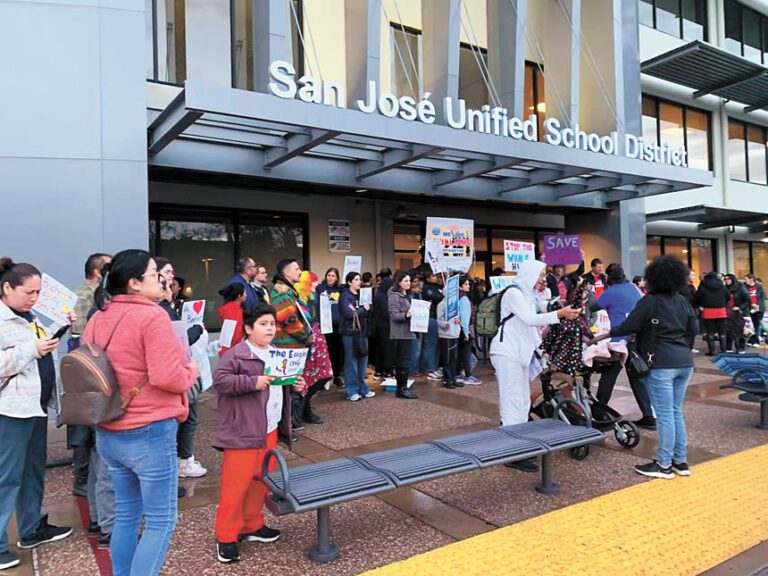 2月10日大批家長在SJUSD董事會會議廳前抗議關校。家長提供