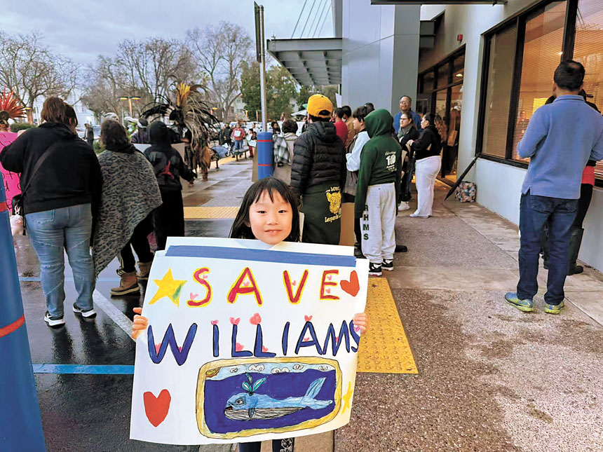 2月10日威廉姆斯小學的華人學生在SJUSD董事會會議廳前抗議關校。家長提供