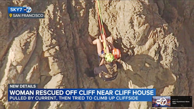 消防員營救被困女子。ABC7電視畫面