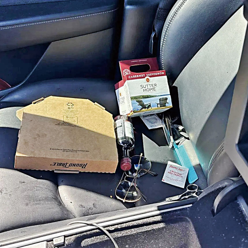 警方在車上發現的酒水等物品。維肯維爾警方