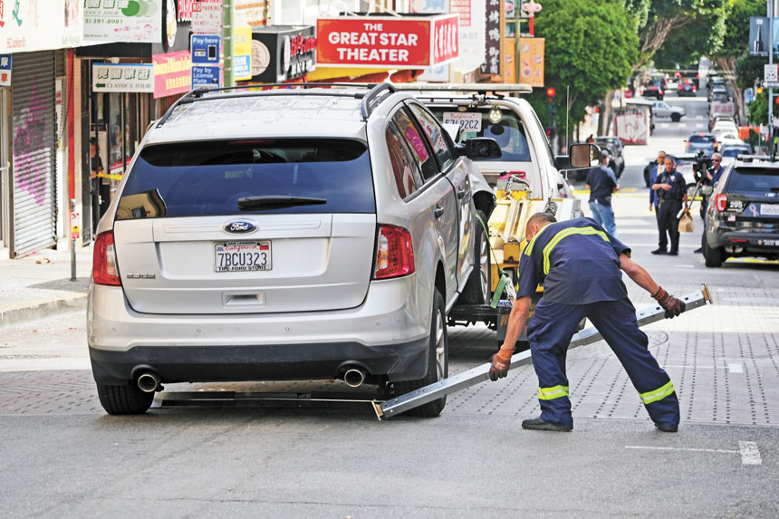 拖車把肇事車輛拖走。記者黃偉江攝