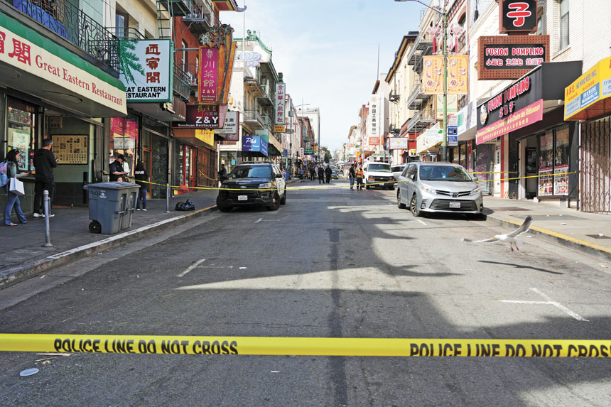 積臣街交通管制長達7小時，導致周邊交通堵塞嚴重。記者黃偉江攝