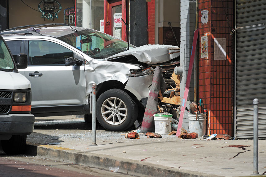 肇事車輛轉進新蘭亭餐廳，車輛嚴重損毀。記者黃偉江攝