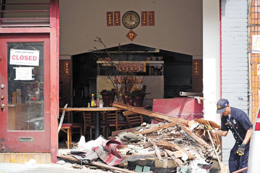 餐館門面全被損毀，正在清理肇事現場。記者黃偉江攝