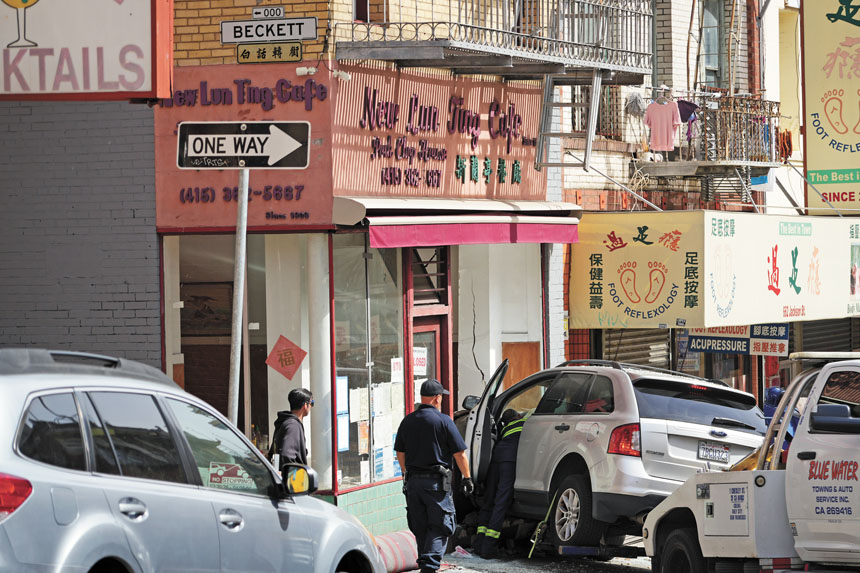 肇事車輛撞入「過足癮」鄰舖新蘭亭餐廳。記者黃偉江攝