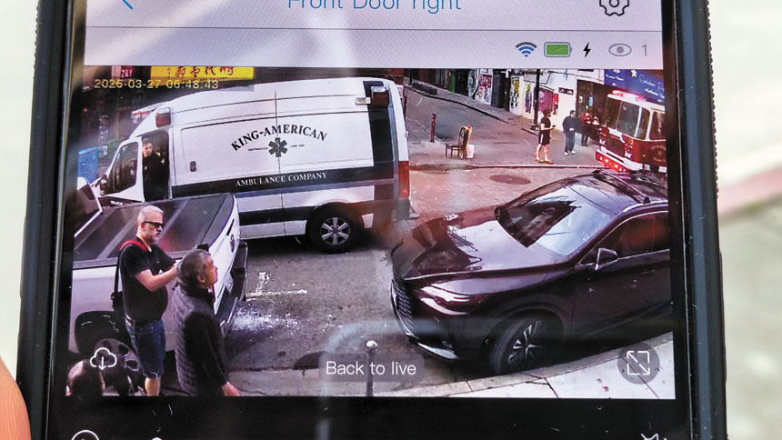 消防、救護車紛紛趕到，左下方是肇事司機一臉茫然。翻拍手機畫面