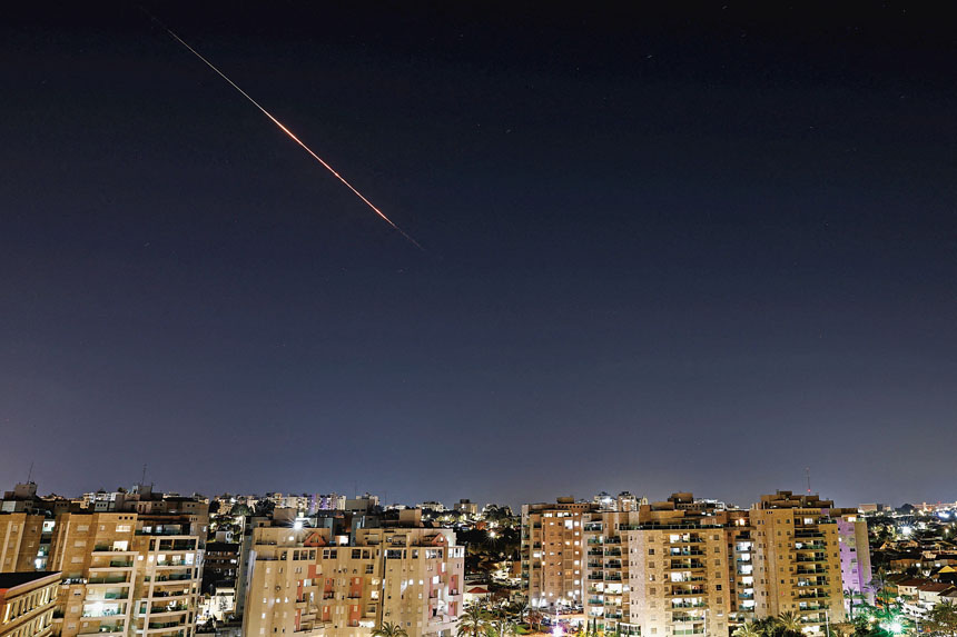 以色列揚言擴大攻擊，伊朗首都德黑蘭市區28日凌晨再受到猛烈襲擊，有民用核設施受攻擊。路透社