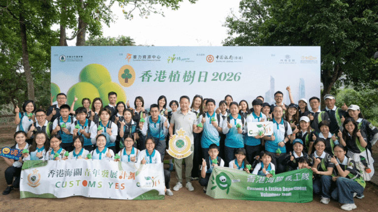 海關關長陳子達率隊參與香港植樹日 親手種樹苗綠化環境