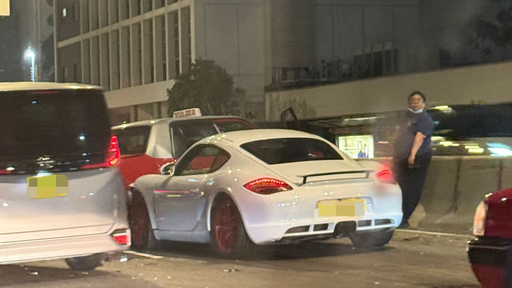 中環干諾道中四車相撞 疑的士切線肇禍 四人受傷送院