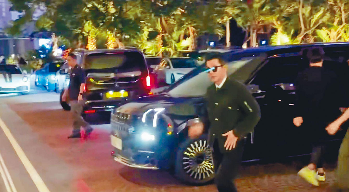 早前古仔出席活動，在場外遭雷射筆射眼。