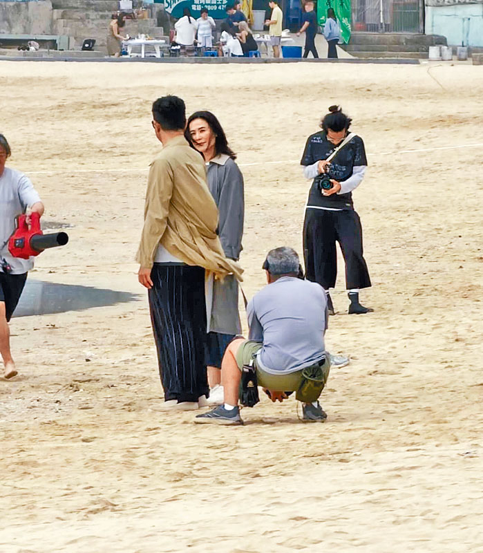 有網民影到古仔與宣萱在沙灘拖手拍攝，昨日古仔對內容大賣關子。