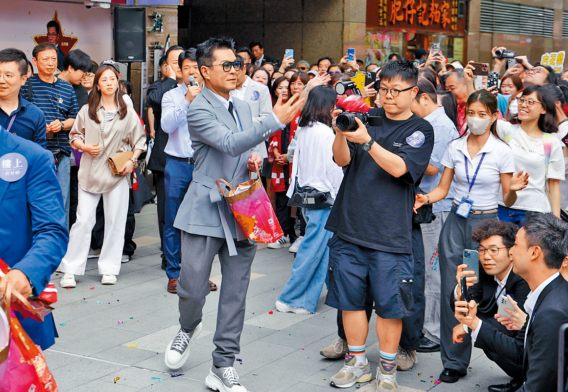 古仔向現場市民派小禮物。