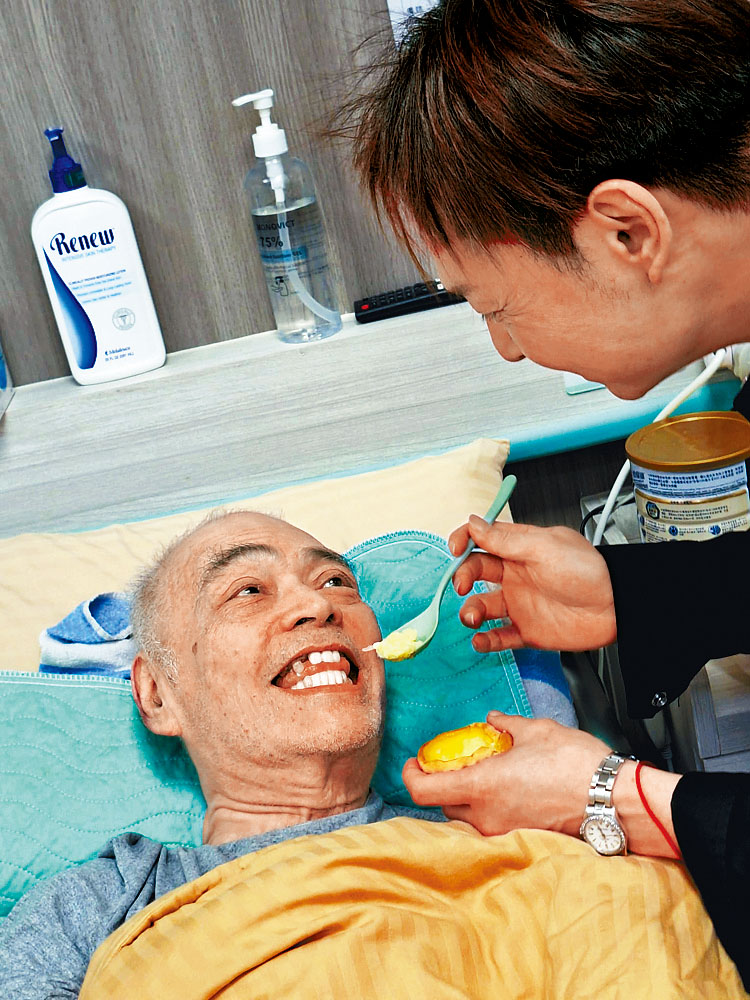 張偉文食蛋撻時表情鬼馬，精神不俗。