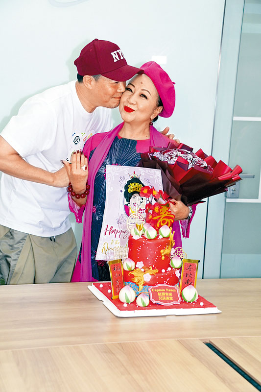 謝天華向家燕姐獻吻慶生。
