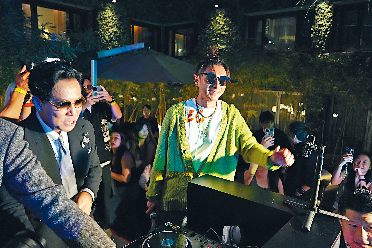 Endy壓軸登場，起初還穿着外套，後來熱爆跳唱，熱到要除衫。