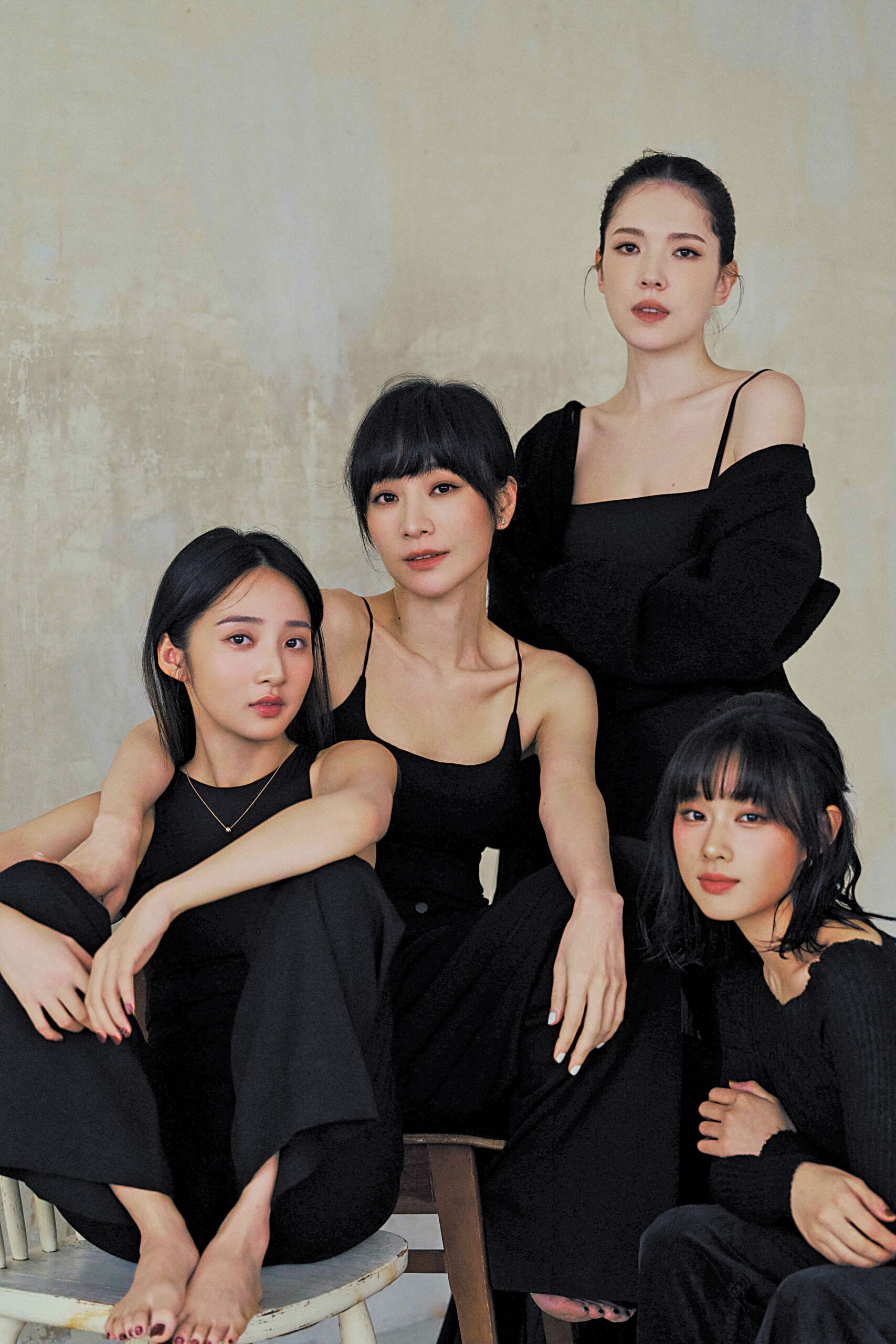 四大女神許瑋甯（後右）、李沐（左）、湯詠絮（前右）及陽靚（左2），日前首度合體拍形象照，全黑造型氣勢爆棚。許瑋甯從妝髮到風格定調全程把關，更親自擔任創意與「動作」指導。中央社