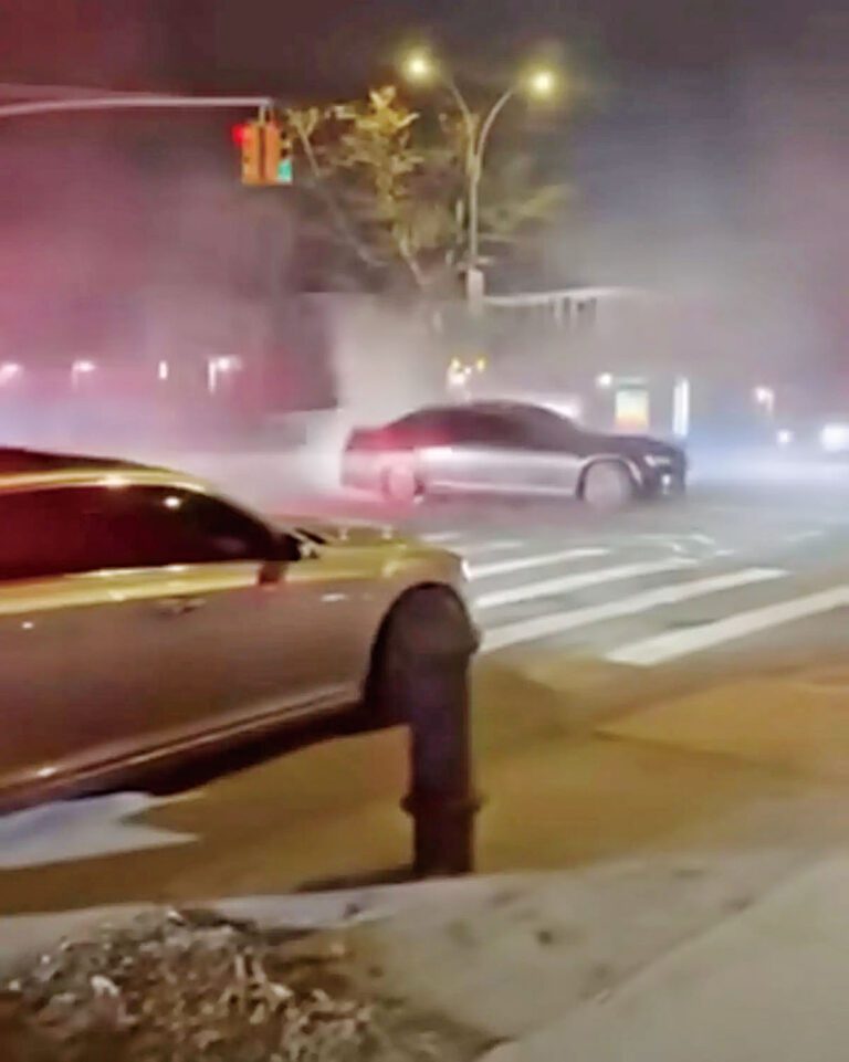 汽車在路口中心甩尾打圈，隨後在追逐下加速逃竄。 Bukharian Community Shared臉書圖片