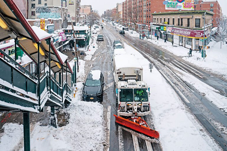 於2月大雪襲城後，市府曾把緊急鏟雪工時薪調升至30元。 David Dee Delgado/紐約時報