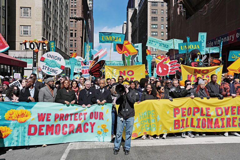 羅拔迪尼路、詹樂霞及夏普頓牧師等人也有參加遊行。 美聯社