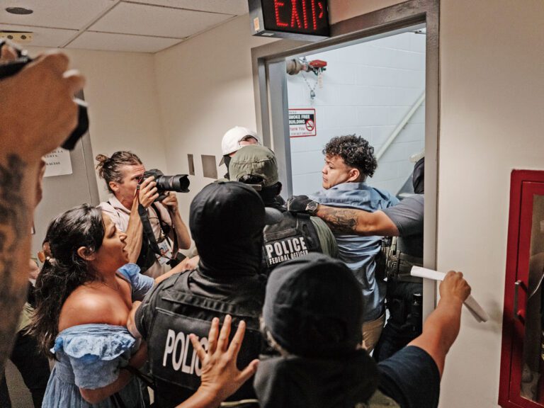 去年在聯邦廣場26號有超過1000名成人及150名兒童被捕。Todd Heisler/紐約時報